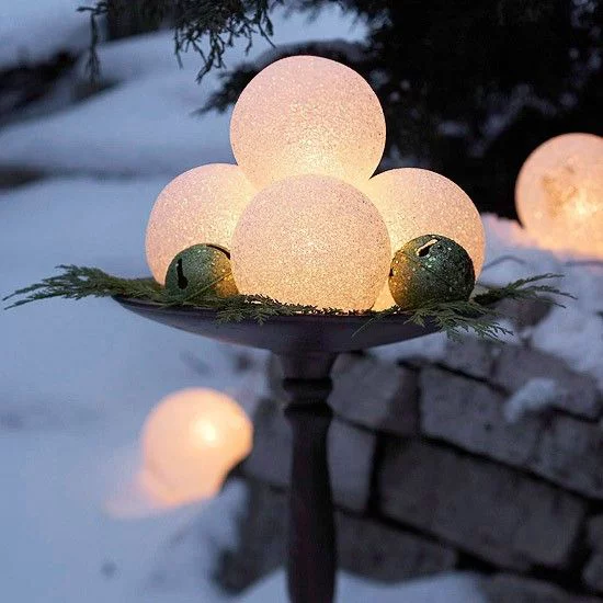 Schneebälle Winterdekoration traumhaftes Arrangement mit leuchtenden Schneekugeln für draußen
