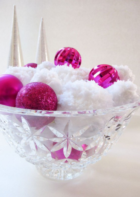 Schneebälle Winterdekoration weiße Schneekugeln lila Weihnachtskugeln viel Glitzer in einer Kristallschüssel