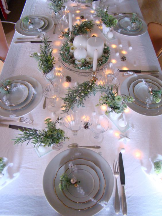 Silvester feiern zu Hause festlich gedeckter Tisch weiße Tischdecke Porzellanservice kleine Lichter grüne Rosmarinzweige