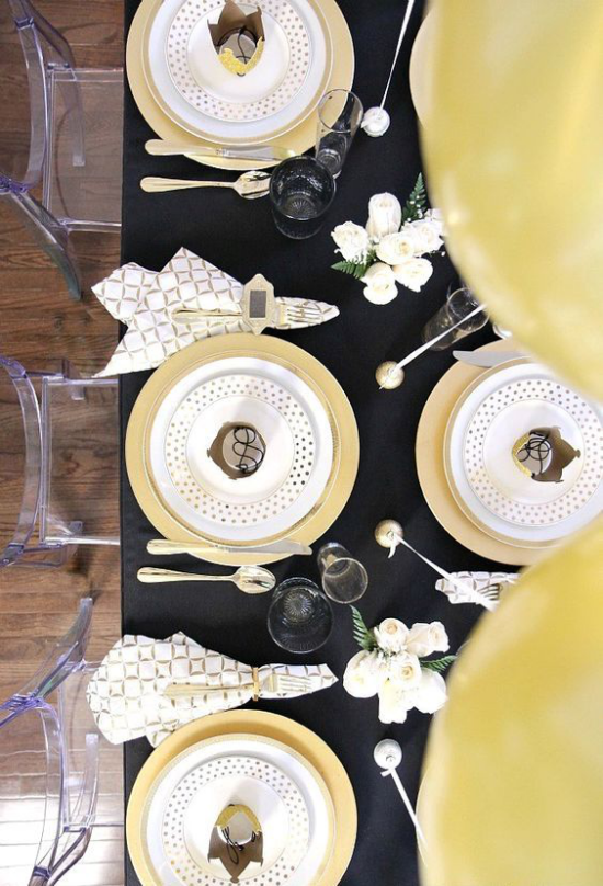 Silvester feiern zu Hause schön gedeckter Tisch Schwarz und Goldgeld herrliches Farbduo
