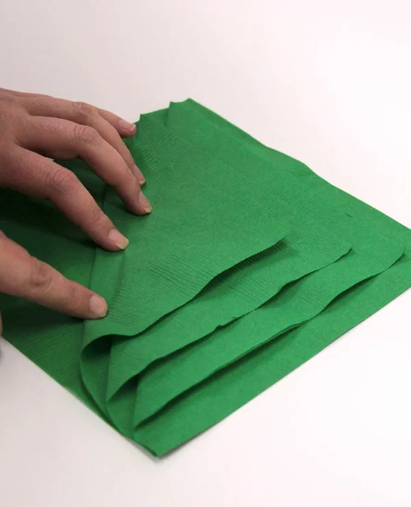 genaue Anleitung Tannenbaum Servietten falten grüne Papierserviette falten Schritt 2