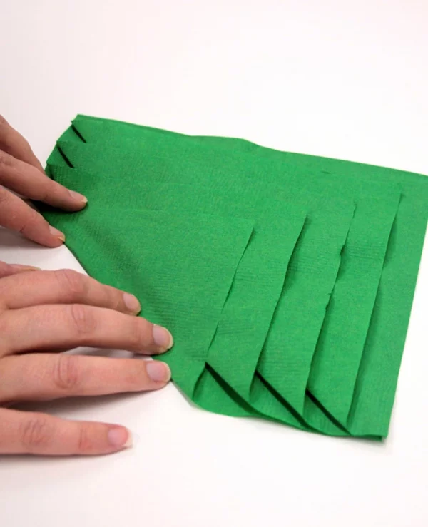 Tannenbaum Servietten falten grüne Papierserviette Anleitung Schritt 3