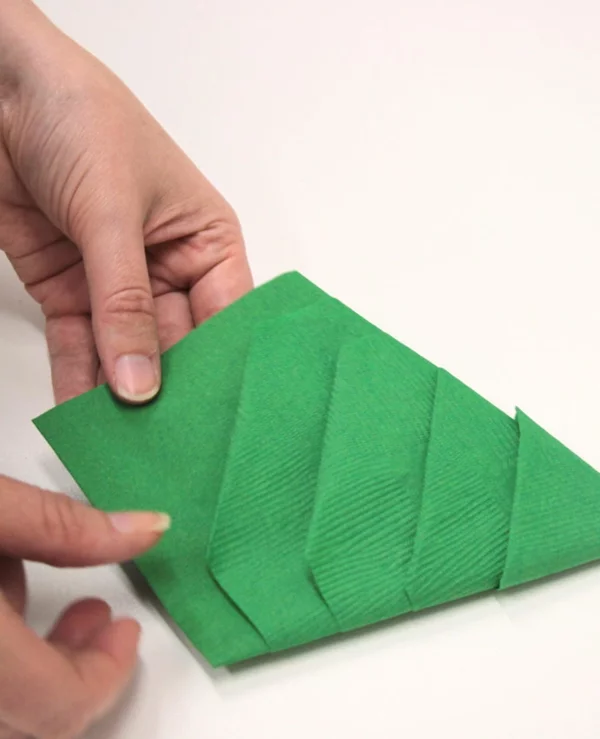 Tannenbaum Servietten falten grüne Papierserviette Anleitung Schritt 8