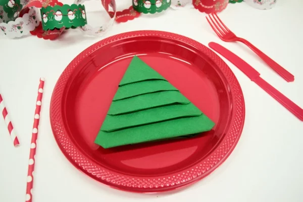 schöne Tischdeko zu Weihnachten Tannenbaum Servietten falten grüne Papierserviette 