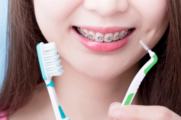 Tipps für gesundes Zahnfleisch und ein schönes Lächeln bürsten und spülung gesund