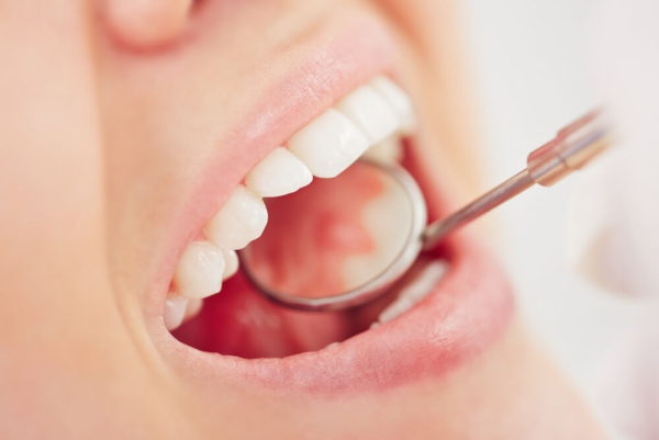 Tipps für gesundes Zahnfleisch und ein schönes Lächeln gesunde zähne zahnarzt