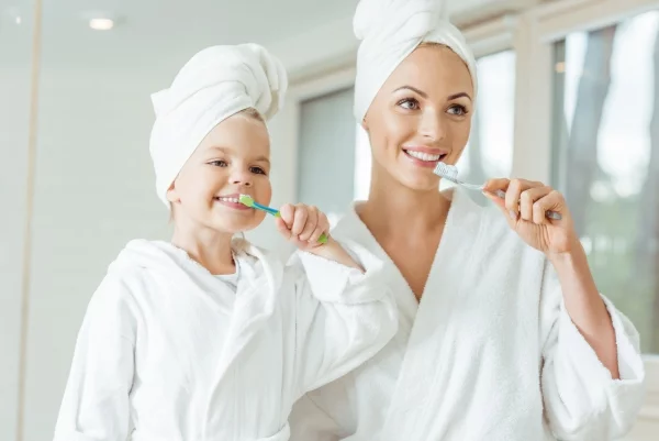 Tipps für gesundes Zahnfleisch und ein schönes Lächeln kindern das zähneputzen beibringen