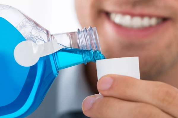Tipps für gesundes Zahnfleisch und ein schönes Lächeln mundspülung gesundes zahnfleisch zähne