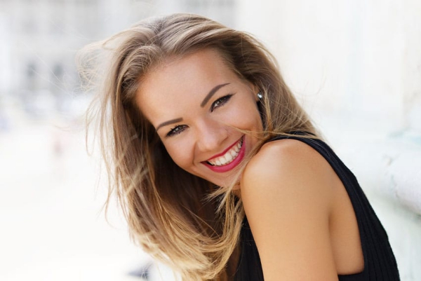 Tipps für gesundes Zahnfleisch und ein schönes Lächeln schönes lächeln mit gesunden zähnen