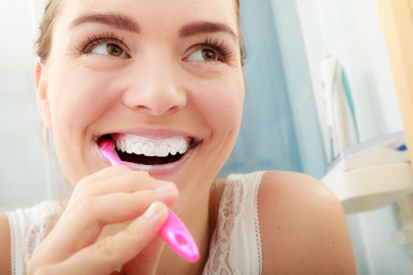 Tipps für gesundes Zahnfleisch und ein schönes Lächeln zähne richtig putzen bürsten