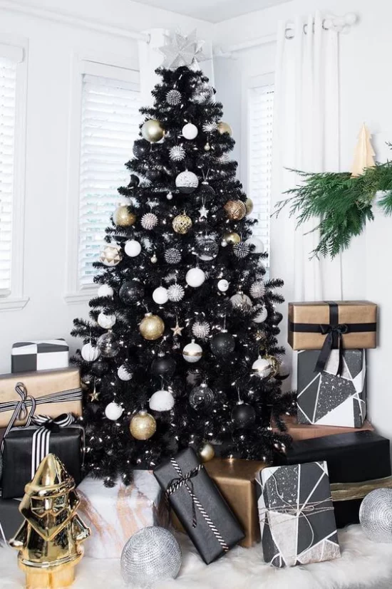 Weihnachtsdeko in Gold und Schwarz Tannenbaum weiße goldene und schwarze Ornamente verpackte Geschenke