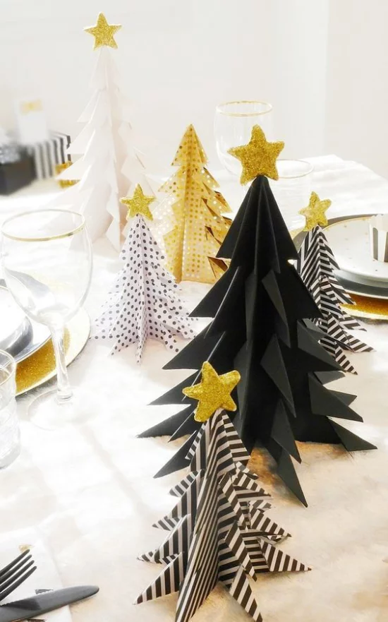 Weihnachtsdeko in Gold und Schwarz festliche Tischdeko kleine Tannenbäume in Schwarz mit goldenen Akzente gestreift oder gepunktet