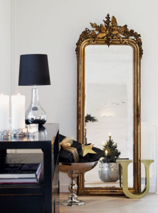 Weihnachtsdeko in Gold und Schwarz in Maßen dekoriert großer Spiegel Kommode links