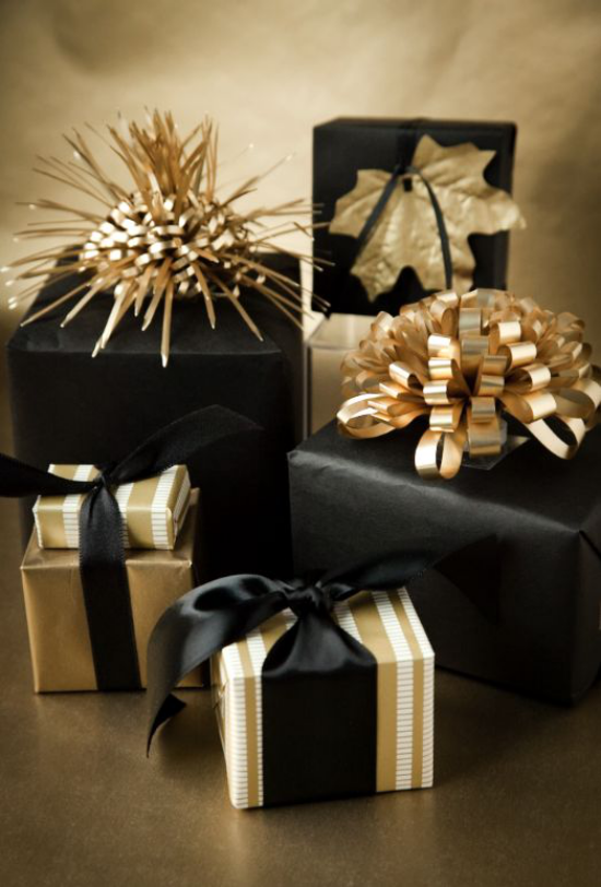 Weihnachtsdeko in Gold und Schwarz kleine Deko Artikel schön verpackte Geschenke großer dekorativer Effekt