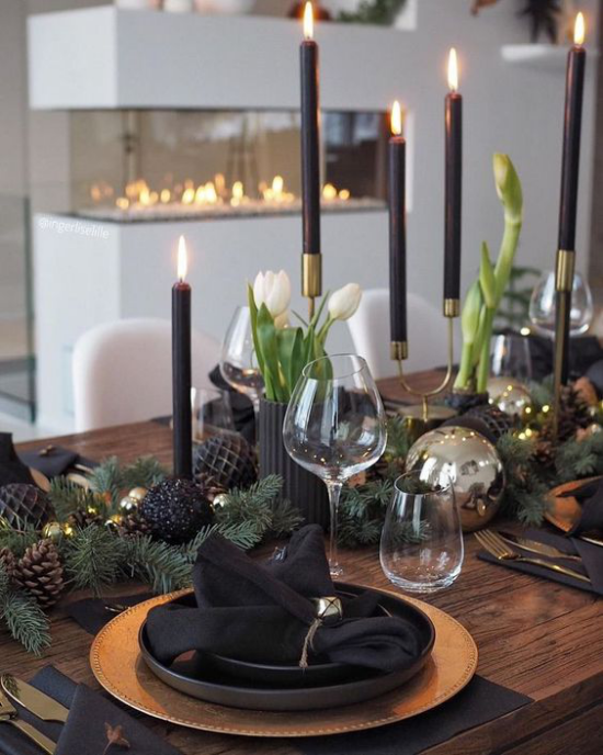 Weihnachtsdeko in Gold und Schwarz schön dekorierter festlich gedeckter Tisch zum Fest Erhabenheit und Raffinesse ideen