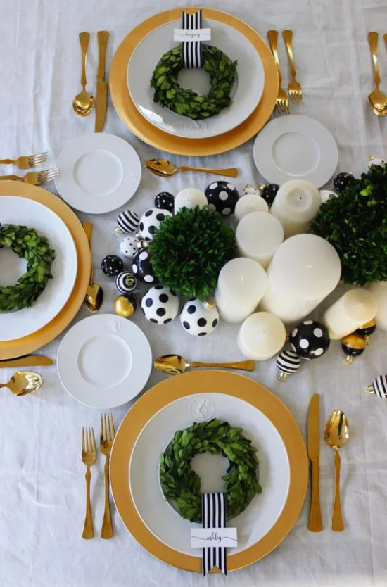 Weihnachtsdeko in Gold und Schwarz schön dekorierter festlich gedeckter Tisch zum Fest