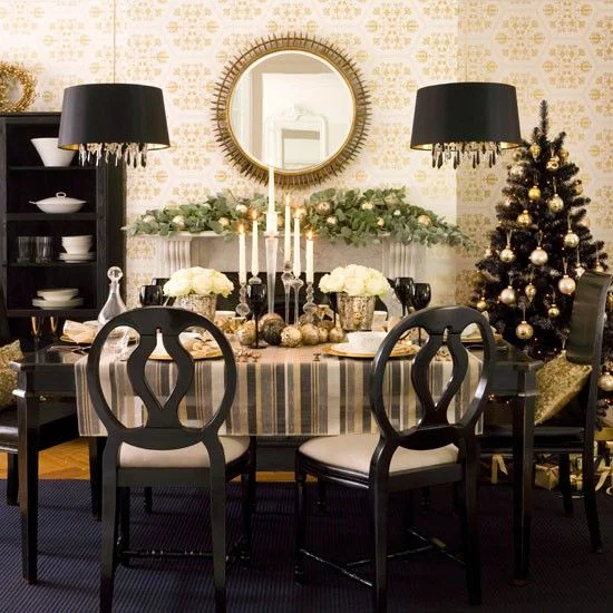 Weihnachtsdeko in Gold und Schwarz schön gedeckter üppig dekorierter Esstisch Wow-Effekt