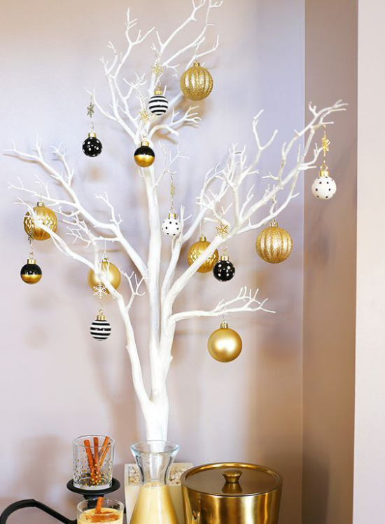 Weihnachtsdeko in Gold und Schwarz weiße Zweige goldgelbe Kugeln als Akzente wenig Schwarz
