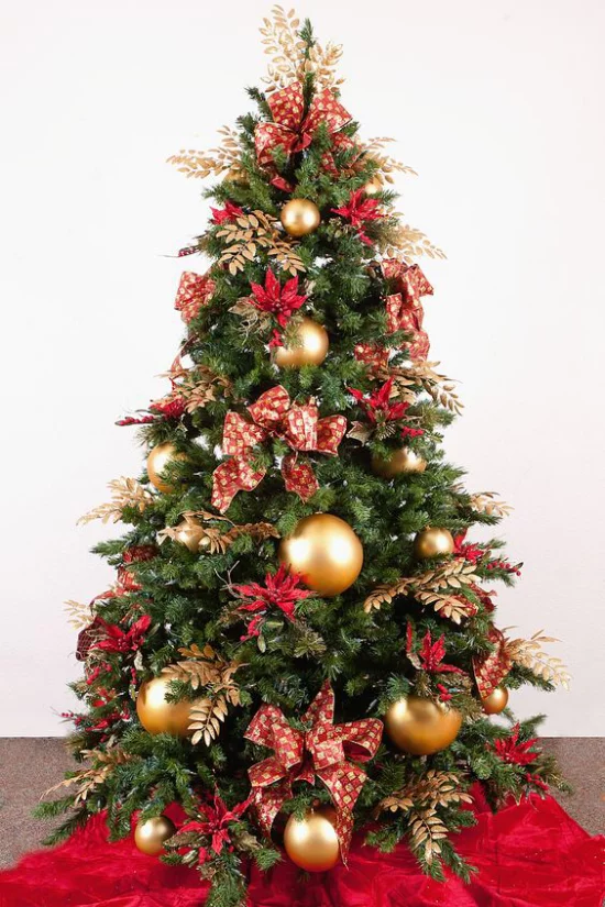 Weihnachtsdeko in Rot und Gold Christbaum toll geschmückt in der Ecke neben dem Kamin intensive Farben ideen