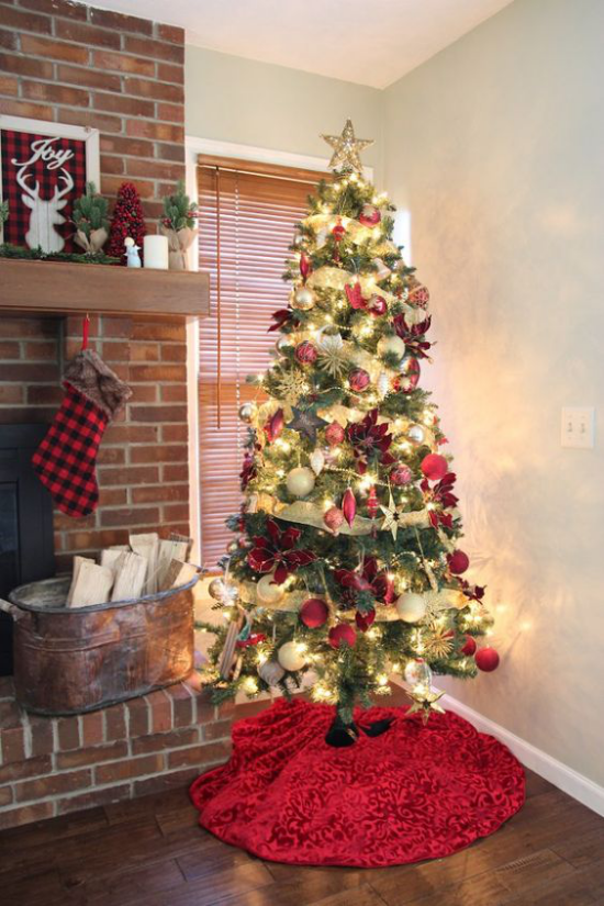 Weihnachtsdeko in Rot und Gold Christbaum toll geschmückt in der Ecke neben dem Kamin intensive Farben