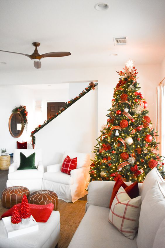 Weihnachtsdeko in Rot und Gold Christbaum üppig geschmückt Blickfang weißes Interieur