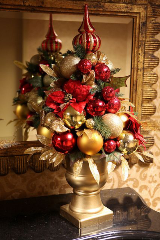 Weihnachtsdeko in Rot und Gold eine unwiderstehliche Farbkombination dekorative Vase im Flur üppig geschmückt zu Weihnachten