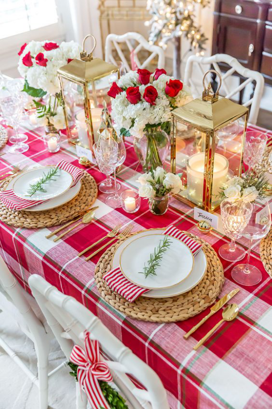 Weihnachtsdeko in Rot und Gold festlich gedeckter Tisch karierte Tischdecke viel Weihnachtsschmuck als Tischdeko rote und weiße Rosen