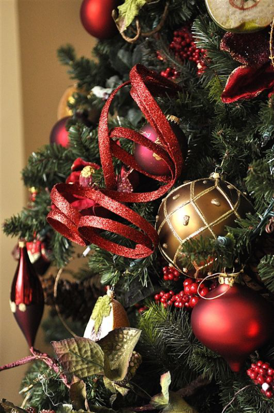 Weihnachtsdeko in Rot und Gold klassischer Weihnachtsbaumschmuck Kugeln Anhänger Girlanden Schleifen