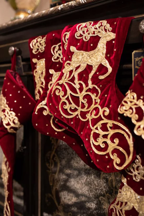 Weihnachtsdeko in Rot und Gold klassisches Farbduo steht für Luxus und Reichtum