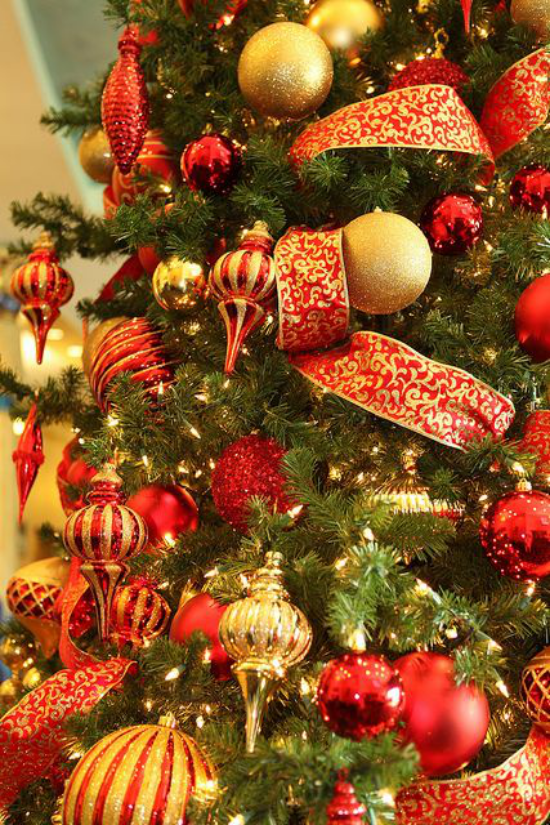 Weihnachtsdeko in Rot und Gold schöner Weihnachtsbaumschmuck große Schleife Kugeln Anhänger Girlanden goldene Akzente