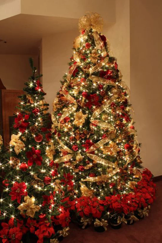 Weihnachtsdeko in Rot und Gold zwei Weihnachtsbäume nebeneinander glamourös geschmückt