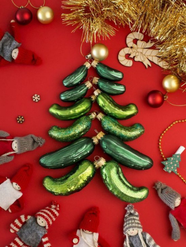 Weihnachtsgurke Weihnachtsschmuck in Tannenbaumform arrangiert schöne Deko mit grünen Glasgurken
