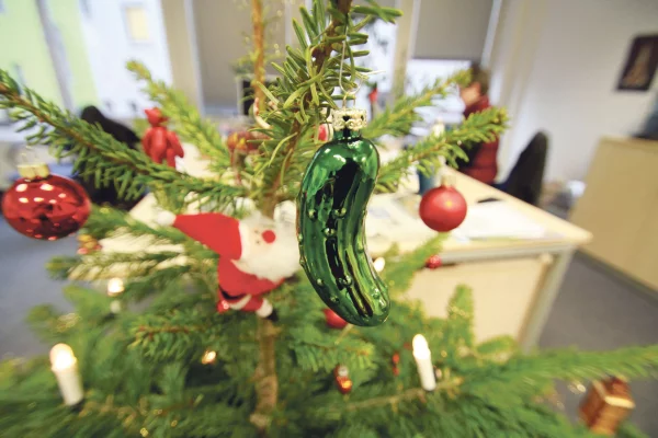 Weihnachtsgurke deutscher Weihnachtsschmuck aus Glas in Gurkenform
