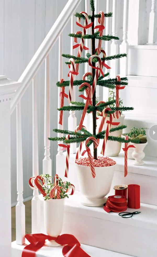 Zuckerstangen lustige Deko im Treppenhaus kleiner Tannenbaum Schmuck in Weiß und Rot