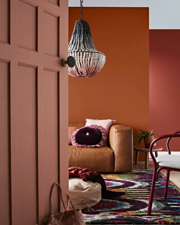 boho style wohnzimmer bunter teppich terrakotta wandfarbe