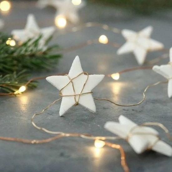 diy weihnachtsgeschenke lichterkette sterne aus kaltporzellan