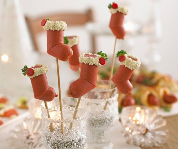kreative weihnachtliche vorspeise fingerfood mit würstchen