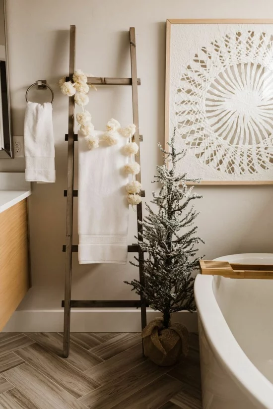 puristische weihnachtsdeko bad dekorieren ideen tannenbaum
