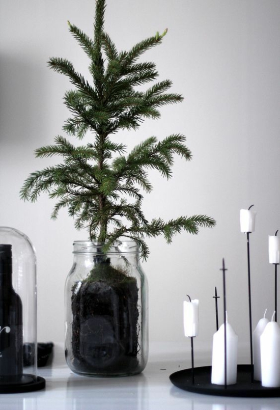 puristische weihnachtsdeko tischdeko weiße kerzen tannenbaum