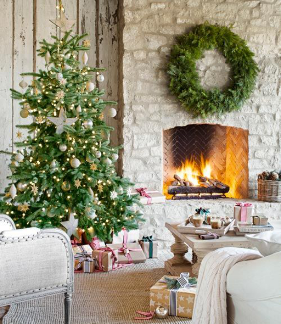 traumhafte Weihnachtsdeko im Wohnzimmer Kamin aus Naturstein loderndes Feuer Kranz helle Farben dominieren Gemütlichkeit pur
