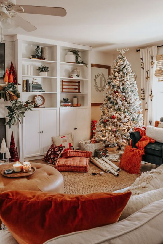 traumhafte Weihnachtsdeko im Wohnzimmer Orange andere warme Farben geschmückter Christbaum in der Ecke