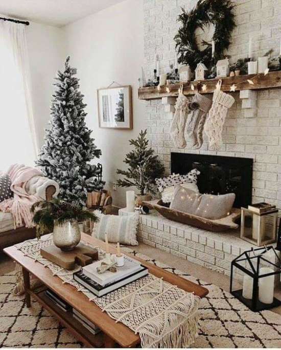 traumhafte Weihnachtsdeko im Wohnzimmer Tannenbaum ein grüner Akzent toller Blickfang im Raum