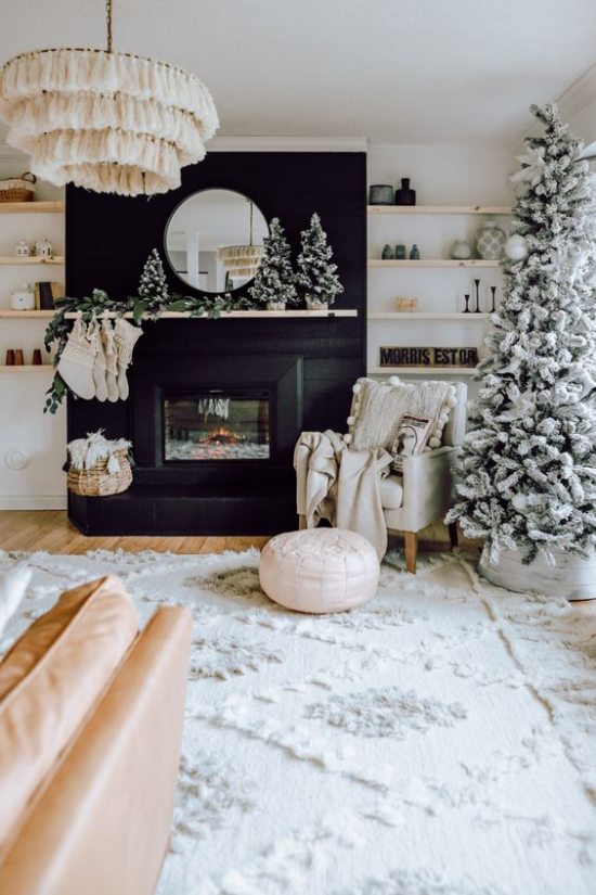 traumhafte Weihnachtsdeko im Wohnzimmer Ton-in-Ton-Raumgestaltung hellgrau hellbeige weiß