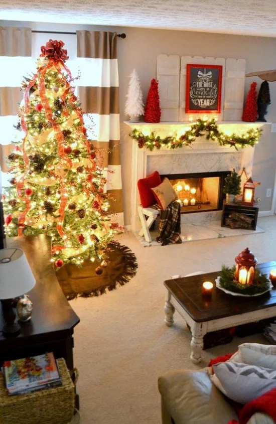 traumhafte Weihnachtsdeko im Wohnzimmer Weihnachtsbaum links viele Lichter auch am Kamin