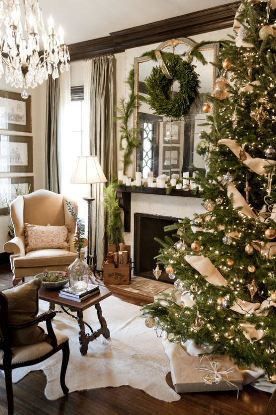 traumhafte Weihnachtsdeko im Wohnzimmer hoher Weihnachtsbaum grüner Kranz Spiegel über dem Kamin Gemütlichkeit pur