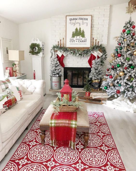 traumhafte Weihnachtsdeko im Wohnzimmer rot und weiß geschmückter Tannenbaum rechts am Kamin gemütliche Raumatmosphäre
