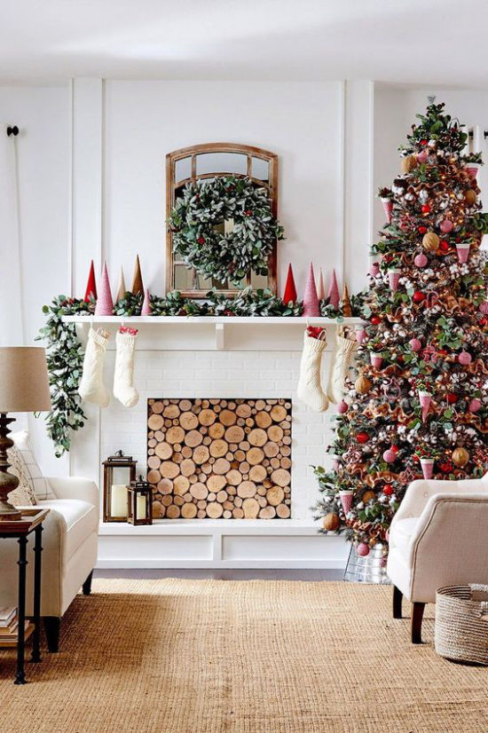 traumhafte Weihnachtsdeko im Wohnzimmer schön geschmückter Christbaum rote Akzente Brennholz im Kamin