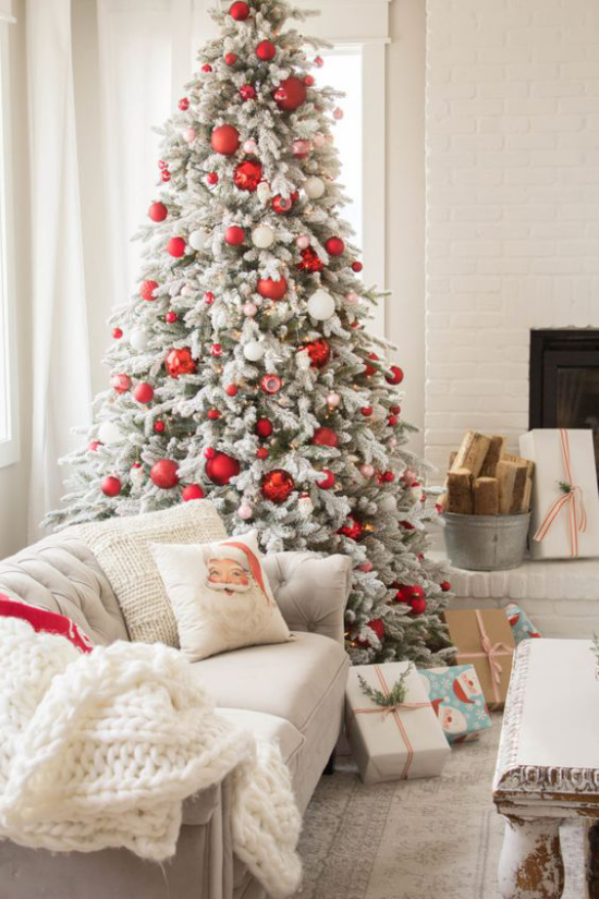 traumhafte Weihnachtsdeko im Wohnzimmer schöne Raumdekoration helle Atmosphäre Christbaum rote Akzente weiche Wurfdecke Kissen ideen