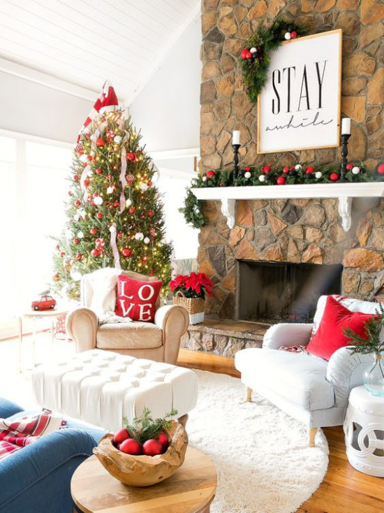traumhafte Weihnachtsdeko im Wohnzimmer schöne Raumdekoration helle Atmosphäre Christbaum rote Akzente