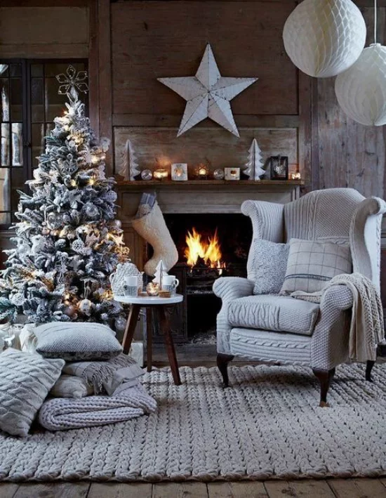 traumhafte Weihnachtsdeko im Wohnzimmer skandinavischer Stil gemütlich vor dem Kamin Hellgrau dominiert